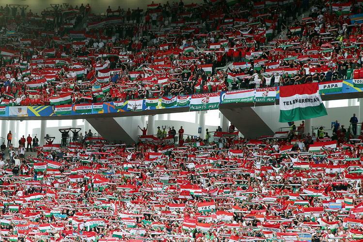 La tribune des supporters hongrois dans le stade de Bordeaux. (Photo : NSO / Hegedüs Gábor)