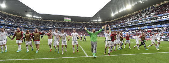 Les joueurs de l’équipe de Hongrie célébrant leur victoire contre l’Autriche. (Photo : MTI / Illyés Tibor)