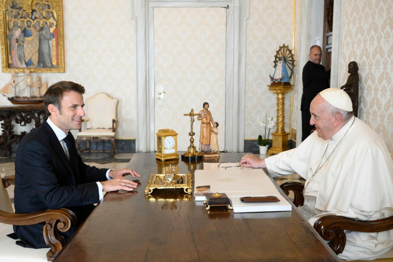 Emmanuel Macron a-t-il offert au pape François un livre volé en Pologne ?