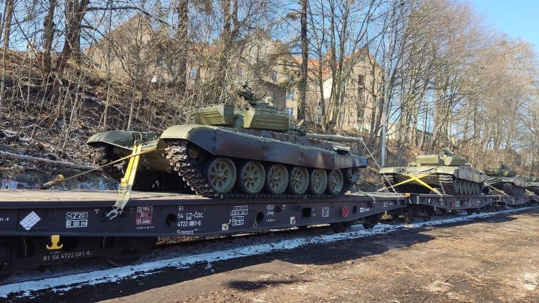 La Tchéquie livre des dizaines de chars à l’Ukraine