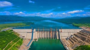 Illustration du plus grand barrage hydroélectrique au monde transformant le paysage énergétique et soulevant des défis environnementaux. Image réalisée par IA.