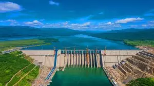 Illustration du plus grand barrage hydroélectrique au monde transformant le paysage énergétique et soulevant des défis environnementaux. Image réalisée par IA.