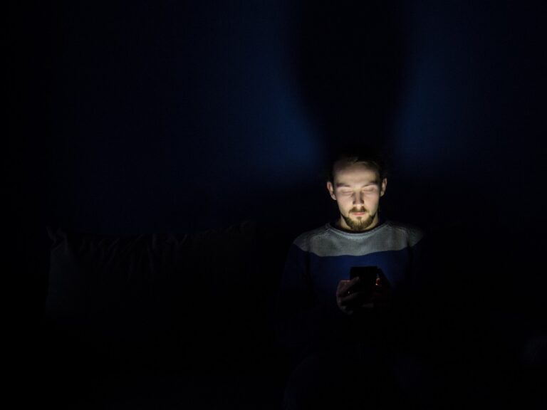 Insomnie et manipulation mentale: un sommeil perturbé pourrait vous faire tomber dans le piège des théories du complot les plus insidieuses et dangereuses