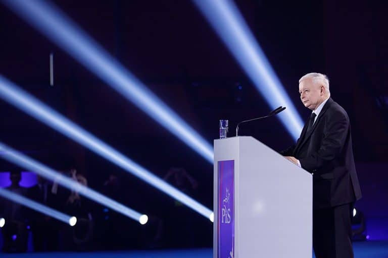 Pologne : le PiS largement en tête des sondages à l’approche des élections malgré les nombreuses « affaires »