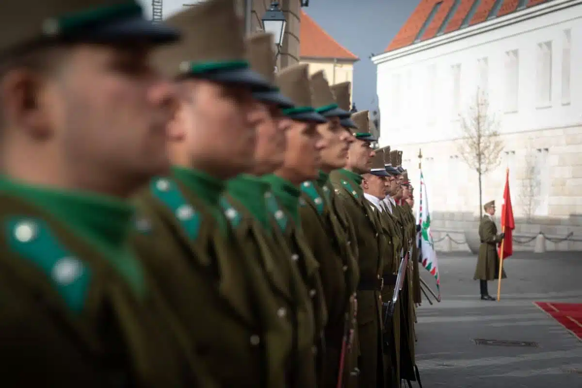 Hongrie : l’armée prend le contrôle de 140 entreprises stratégiques