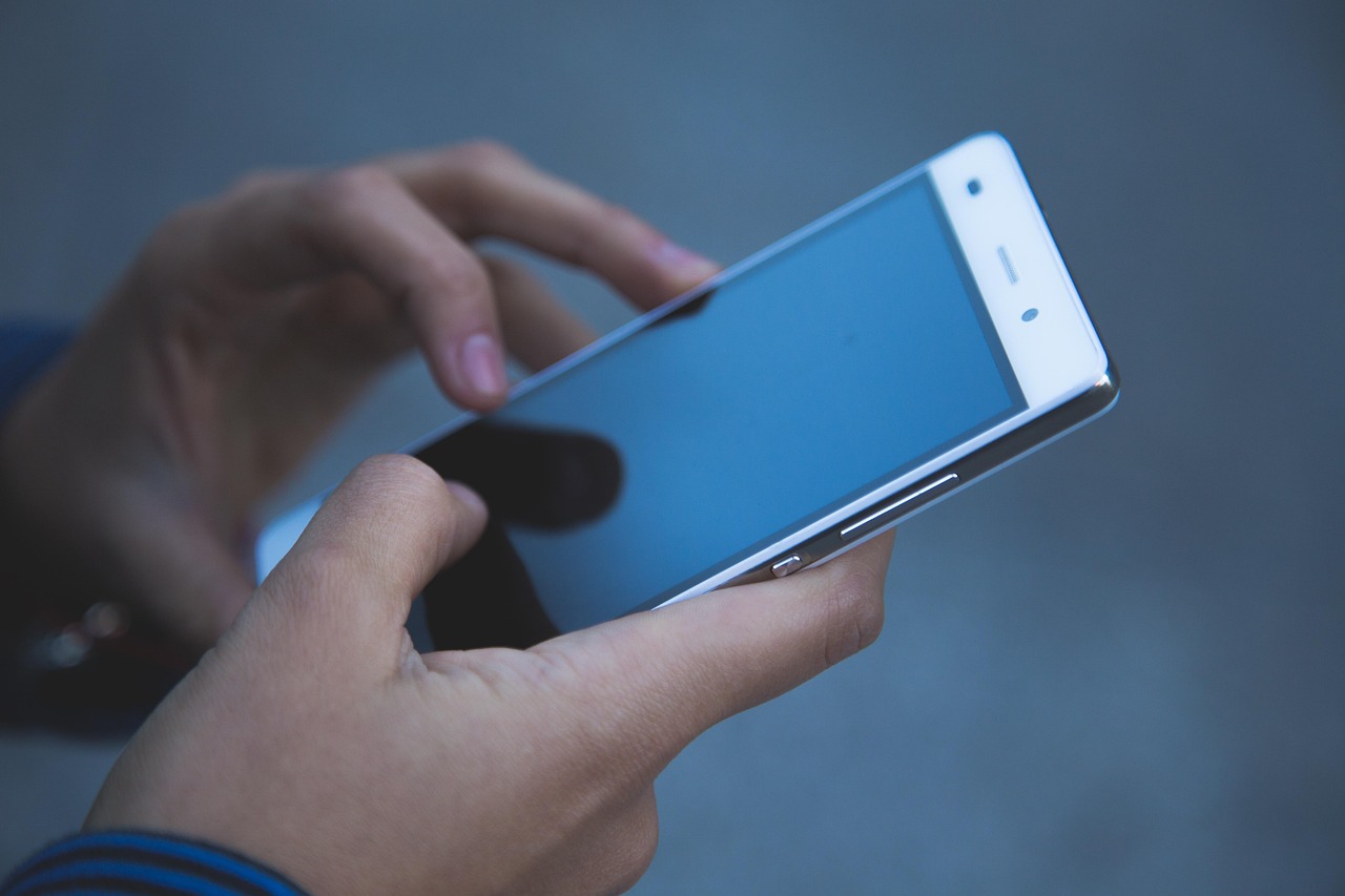 “Smartphones Are Reshaping Our Hands”: Astonishing New Research Reveals How These Devices Irreversibly Alter Human Evolution Forever