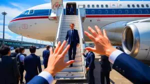 Illustration von Emmanuel Macron beim Ausstieg aus einem Flugzeug in Hanoi, berührt von zwei Händen. Bild durch KI generiert.