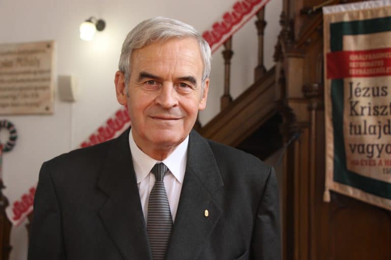 László Tőkés: „Es widert es mich an, wie das Paar Ceauşescu behandelt wurde, aber sie haben es verdient“