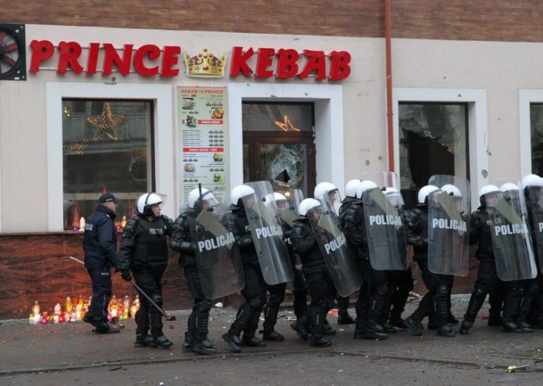 Emeutes en Pologne suite à un meurtre devant un kebab