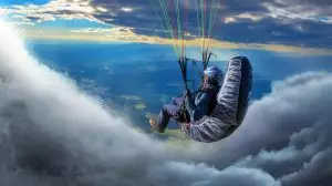 Illustration de Peng Yujian aspiré par un cloud suck lors d'un vol en parapente. Image réalisée par IA.
