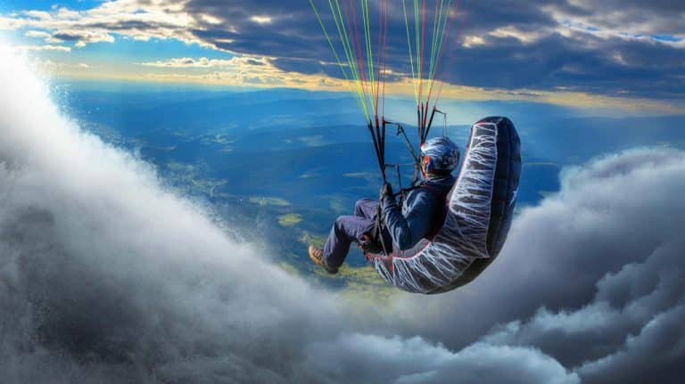 Drame terrifiant à 8 500 mètres : un parapentiste survit miraculeusement à un phénomène météorologique extrême menaçant sa vie