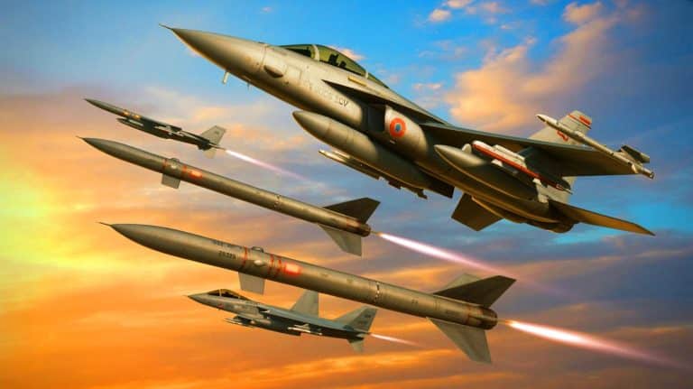 La tension monte dans les airs : un avion américain largue une bombe planante, un autre prend les commandes en plein vol pour un contrôle total inattendu