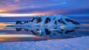Illustration de la chaîne de montagnes cachée sous la glace de l'Antarctique depuis 500 millions d'années. Image réalisée par IA.