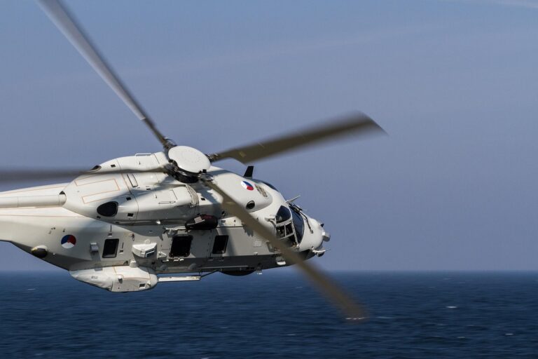 Une alliance militaire inédite: l&rsquo;hélicoptère NH-90 d&rsquo;Airbus Helicopters s&rsquo;arme des redoutables munitions rôdeuses espagnoles Q-SLAM 40 pour des missions ultra-secrètes
