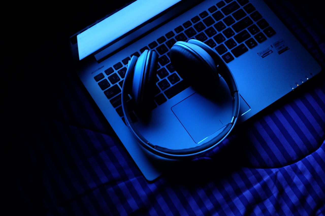 “Your Laptop Just Turned into a Spy”: This Shocking Radio Trick Lets Devices Transmit Secret Conversations Through Walls, Experts Warn