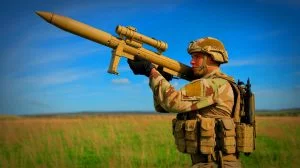 Illustration von der erfolgreichen Erprobung der Javelin Leichten Befehlsstarteinheit (LWCLU) der britischen Armee. Bild durch KI generiert.