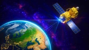 Illustration von einem Satelliten, der mithilfe eines Lasers Daten zur Erde überträgt. Bild durch KI generiert.