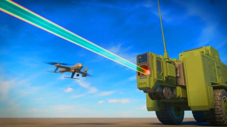 „Laser-Wunderwaffe schreibt Geschichte“: Revolutionäre Technologie schießt erstmals bewaffnete Drohne im echten Kampfeinsatz mit präzisem Hochenergielaser ab