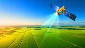 Illustration von Satellitenüberwachung in der Landwirtschaft zur Förderung von Nachhaltigkeit. Bild durch KI generiert.