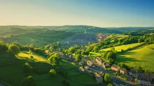 Illustration von der Entdeckung eines Thoriumvorkommens in einer kleinen Gemeinde im Cantal und den internationalen Abkommen. Bild durch KI generiert.