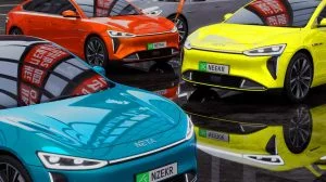 Illustration of Chinese electric vehicles and the controversy surrounding inflated sales figures, generated by artificial intelligence.