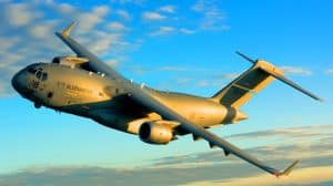Illustration von einem C-17-Flugzeug mit 3D-gedruckten Microvanes zur Effizienzsteigerung, erzeugt durch künstliche Intelligenz.