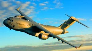 Illustration von einem C-17-Flugzeug mit 3D-gedruckten Microvanes zur Effizienzsteigerung, erzeugt durch künstliche Intelligenz.