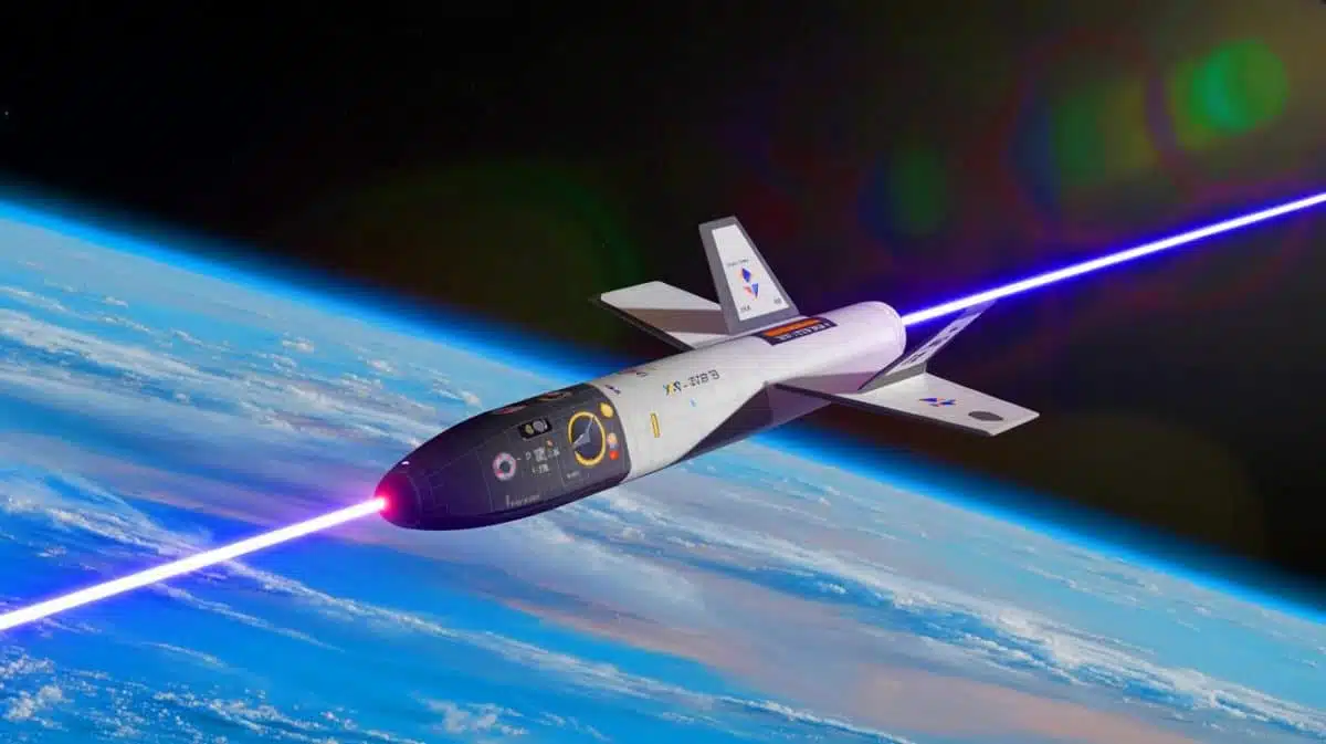 Illustration von der X-37B-Mission zur Erprobung von Quantensensorik und Laserkommunikation im Weltraum.