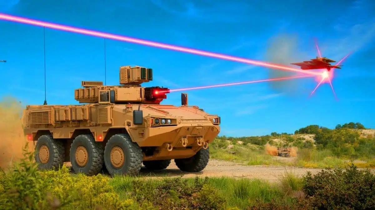 Illustration von einem Stryker A1 8x8 Fahrzeug mit DE M‑SHORAD Lasersystem im Einsatz. Bild durch KI generiert.