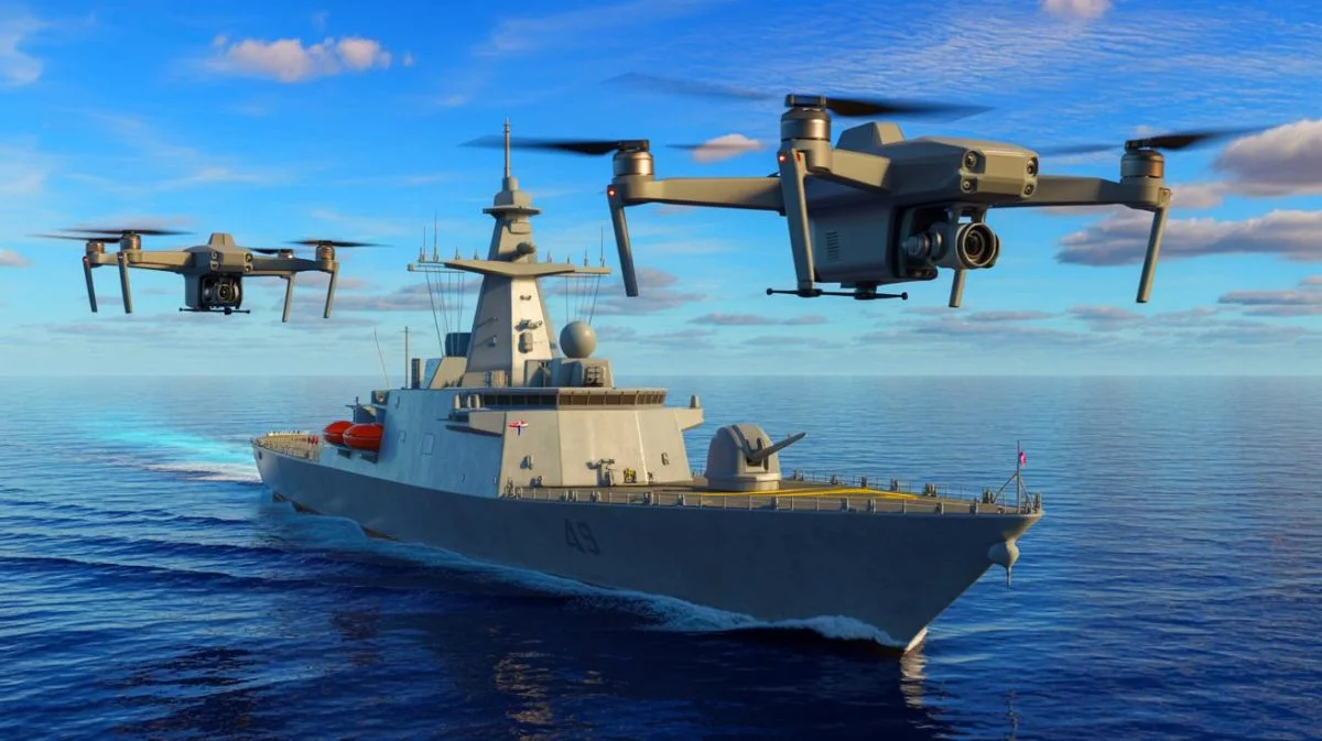 Illustration von der französischen Marine, die FPV-Drohnen zur Selbstverteidigung von Überwasserschiffen testet.