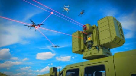 Illustration de la destruction de drones par le système laser d'EOS.