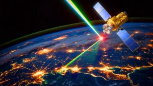 Illustration de la transmission de données par laser depuis l'espace grâce à une technologie chinoise révolutionnaire.