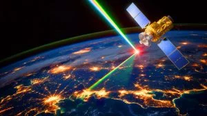 Illustration de la transmission de données par laser depuis l'espace grâce à une technologie chinoise révolutionnaire.
