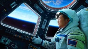 Illustration de taïkonautes chinois confrontés à des bruits mystérieux dans l'espace.