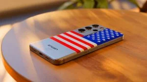 Illustration of a smartphone resembling a Samsung Galaxy S25 Ultra with a Spigen logo under an American flag design.