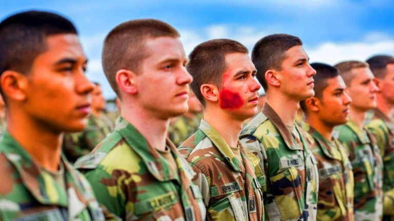 &rdquo;Sie foltern kranke Schwarze Soldaten&rdquo;: Pentagon Ignoriert Medizinische Hauterkrankungen Bei Afroamerikanern Und Zwingt Sie Zum Blutigen Rasieren