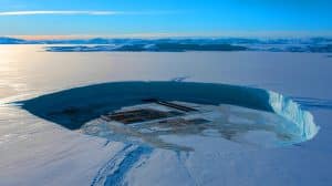 « Cette base devient une bombe écologique » : les scientifiques accusent les États-Unis d’avoir laissé des déchets nucléaires sous 30 m de glace au Groenland Illustration de Camp Century enfoui sous la glace du Groenland et les défis environnementaux qu'il présente.