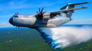 Illustration de la transformation de l'Airbus A400M en bombardier d'eau grâce au kit de conversion innovant.