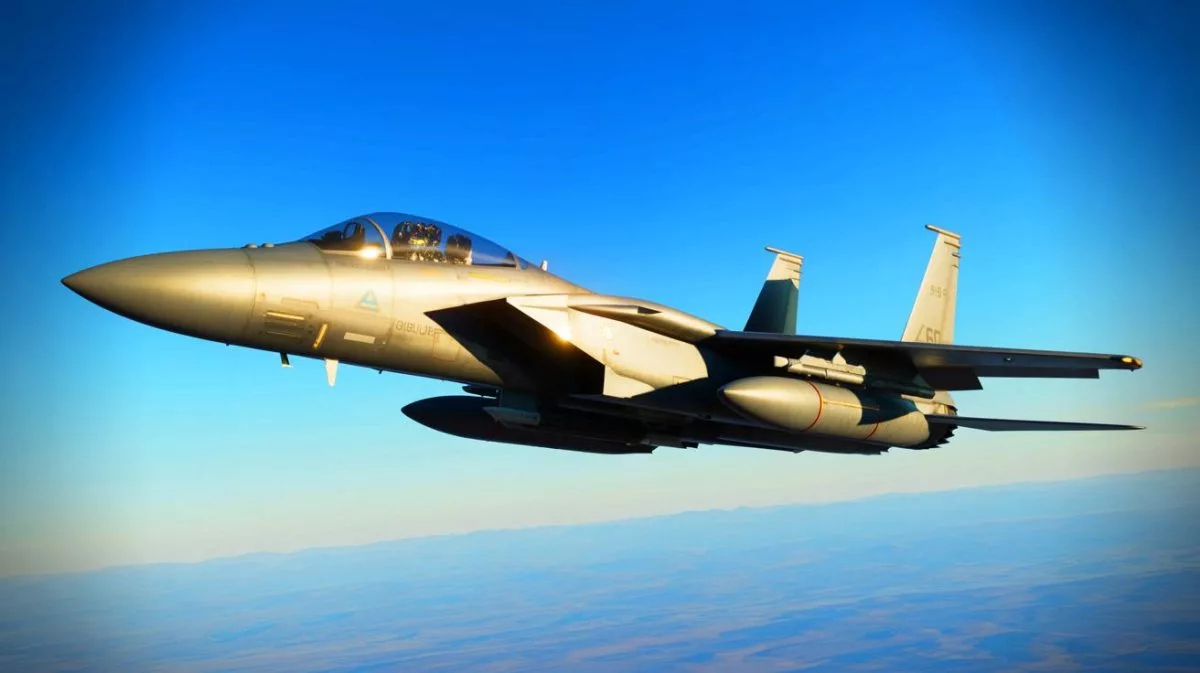 Illustration von einem F-15E-Jet mit AGR-20F Advanced Precision Kill Weapon System bei einem Testflug.