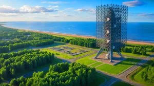 Illustration de la construction d'un réseau d'antennes en Russie, renforçant la surveillance en Europe de l'Est.