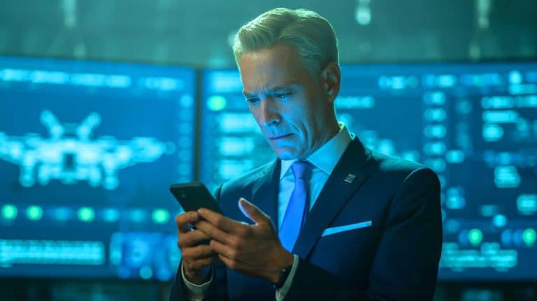 „Mein Handy ist komplett gehackt worden“: Pentagon-Minister verrät Kriegspläne über WhatsApp während China und Russland mitlesen und jubeln