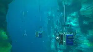 Illustration von der Erprobung des Subsea Precision Instrument Deployers zur Neutrino-Forschung im Südchinesischen Meer.