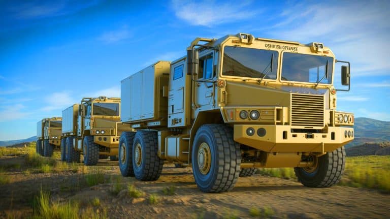 « Ils roulent sans conducteur » : ces camions autonomes américains livrent des tonnes de matériel au front (et sauvent des vies humaines)