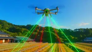 „Das ist kein Science-Fiction“: Japans Laserdrohnen vertreiben Tiere mit Licht und stoppen die Vogelgrippe (ohne Chemie) Illustration von Drohnen, die mithilfe von Laserlicht Hühnerfarmen schützen.