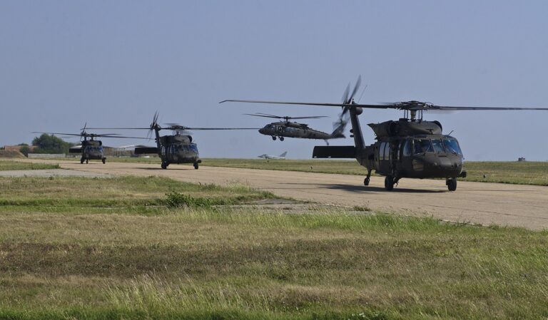 Des aviateurs honorés: l’Armée décerne sa plus haute distinction non-combattante après une collision tragique