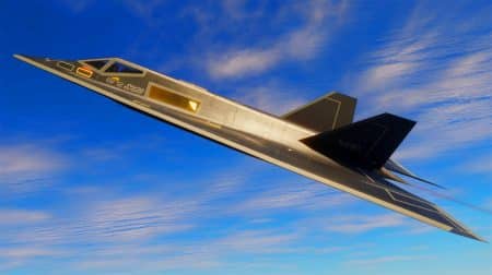 Illustration de l'avion furtif F-117 Nighthawk en vol, symbole de la technologie aéronautique avancée.