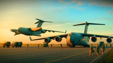 Illustration de l'arrivée d'un C-17 Globemaster III et du déchargement d'un C-5M Super Galaxy à Porto Rico.