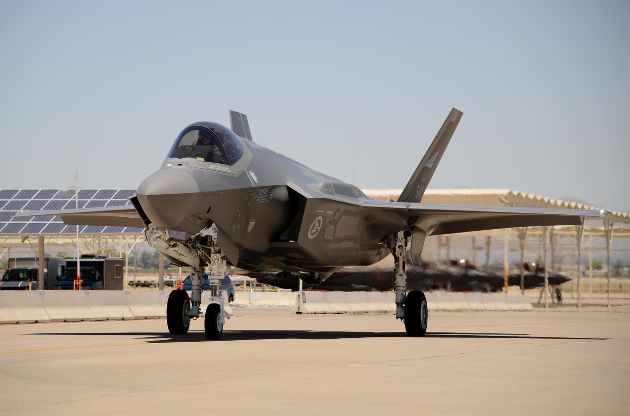 JAS 39 Gripen Challenges F-35’s Dominance, Sparking Debate Over Canada’s Future Military Strategy and Defense Spending